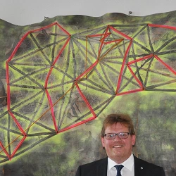 Das Kunstwerk, das das Netz der Triangulation (Königlich-Sächsische Triangulirung) als „Kunst am Bau“ darstellt, befindet sich in der Staatskanzlei,