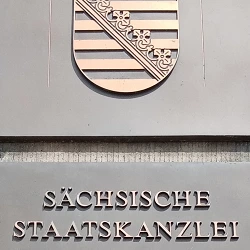 Das Türschild an der Sächsischen Staatskanzlei in Dresden.